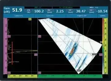 Pantalla de equipo de ultrasonido Phased Array (PAUT) mostrando un barrido sectorial (S-Scan) y A-Scan para la detección precisa de defectos en soldaduras.