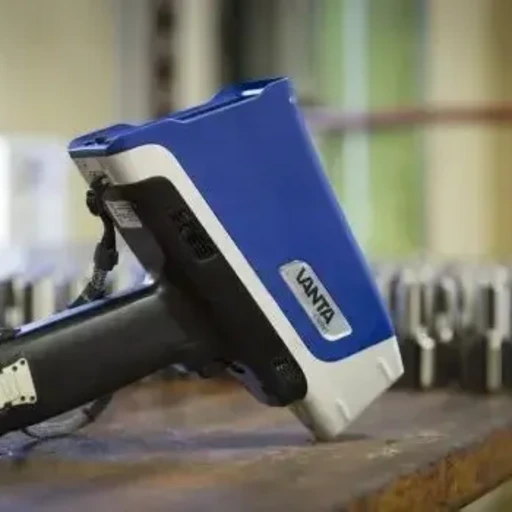 Analizador portátil XRF Vanta realizando inspección PMI en componentes metálicos mecanizados para asegurar la calidad en la línea de producción.