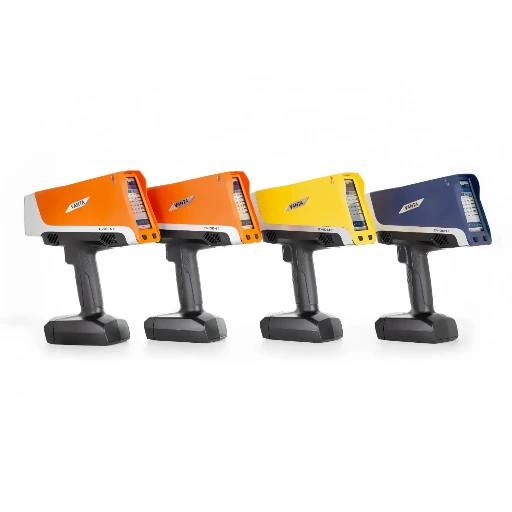 Analizadores XRF portátiles Vanta y Zion NDT sobre fondo blanco para cumplimiento de normas RoHS.