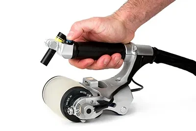 Infografía del detector de fallas OmniScan X4 de Evident mostrando su uso en la inspección de soldadura de un ducto y destacando su capacidad para detectar defectos complejos.