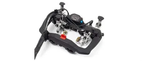 Vista técnica aislada del escáner semiautomatizado AxSEAM para inspección de soldaduras de tuberías, mostrando el detalle de sus cuatro soportes de sondas ajustables y el módulo de control ScanDeck.