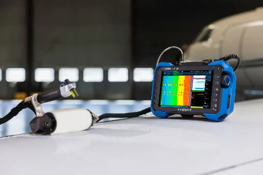 Pantalla del OmniScan X4 mostrando la adquisición de datos en tiempo real durante la inspección de un panel compuesto con el escáner RollerFORM.