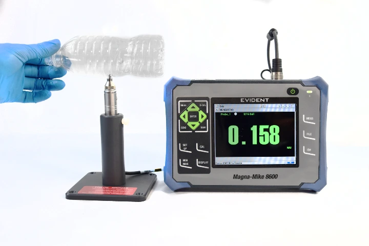 Medidor de espesores por efecto Hall Magna-Mike 8600 realizando inspección técnica en pieza plástica industrial con ZION NDT.